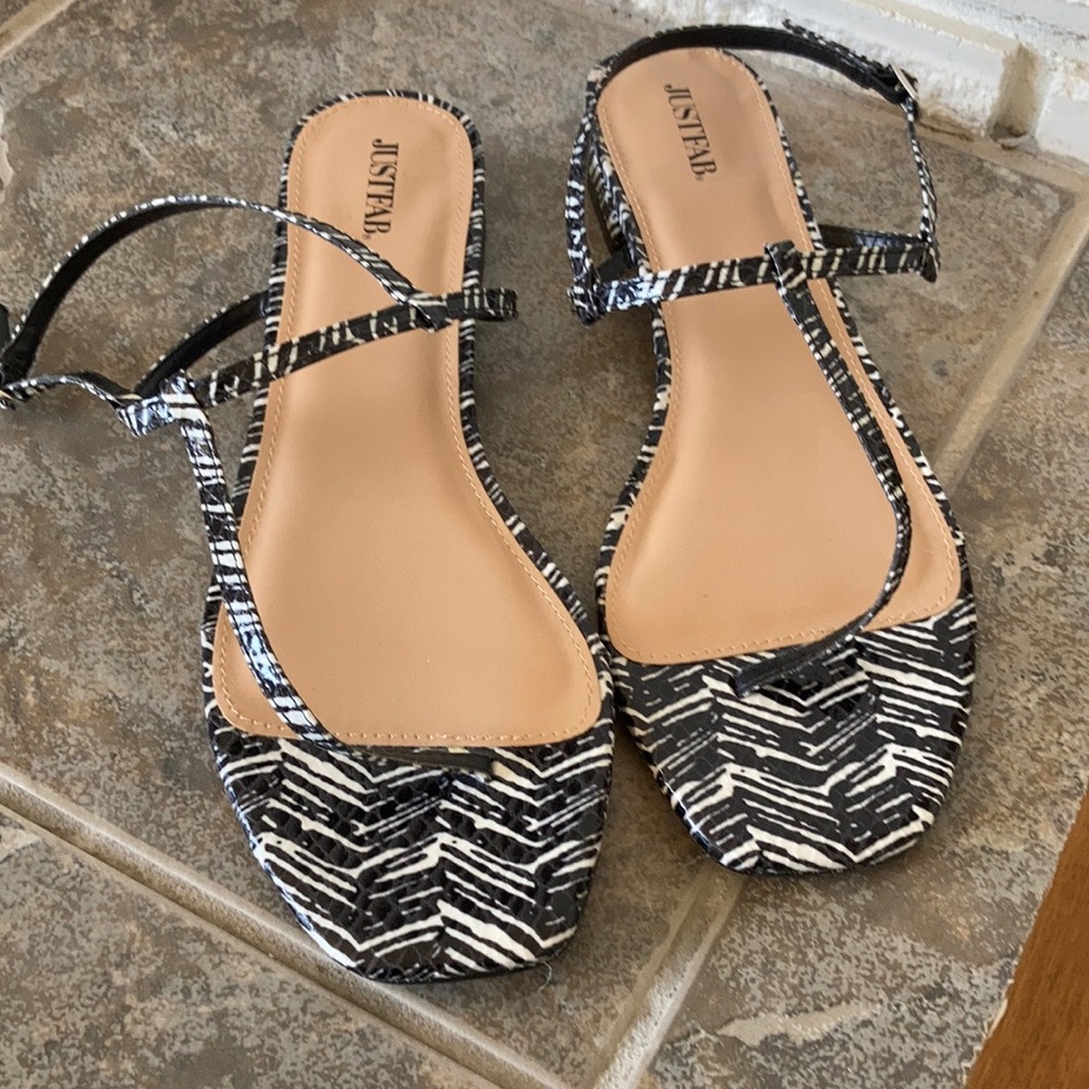 HP⭐️ JUSTFAB NWOT On the Run Black & White Chevron Thong Strap S… - Picture 2 of 9